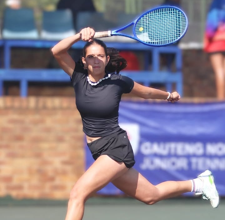 Lucía Martín posando con su raqueta en una cancha de césped